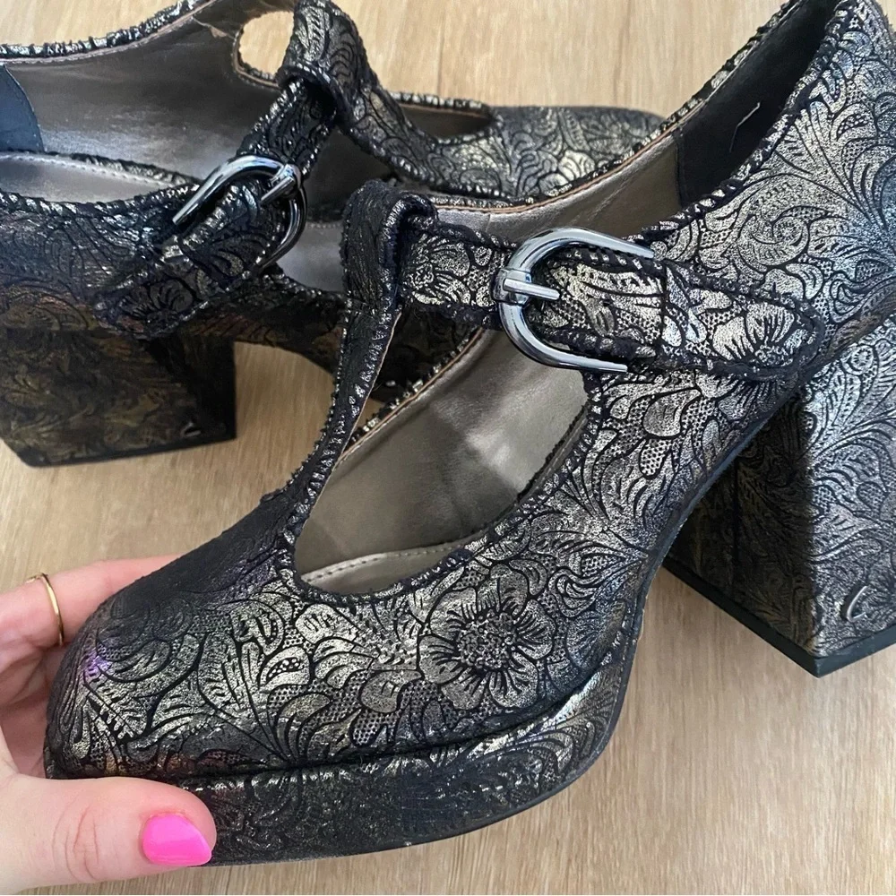 Circus NY Kay Mary Janes Metallic  Pumps Silver and Black size 8